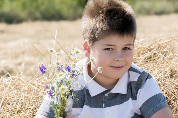 Chłopiec w polu jesienią — Zdjęcie stockowe