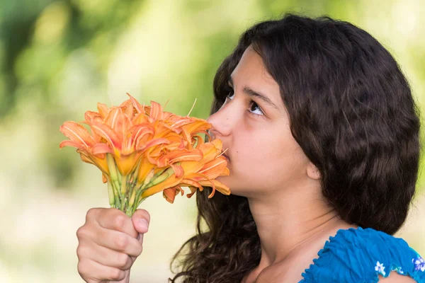 Adolescente chica con pelo rizado oscuro en la naturaleza —  Fotos de Stock