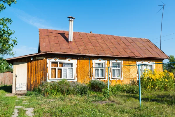 Typisches Dorfhaus im Grünen — Stockfoto