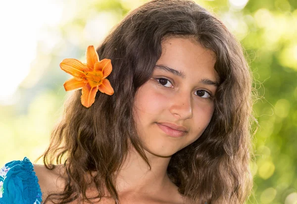 Dospívající dívka s tmavými kudrnatými vlasy na přírodu — Stock fotografie