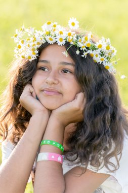 papatyalar alanında bir çelenk ile genç kız