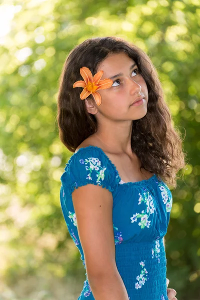 Meisje met boeket van lelies in het park — Stockfoto