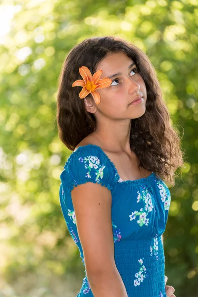 Mädchen mit Lilienstrauß im Park — Stockfoto