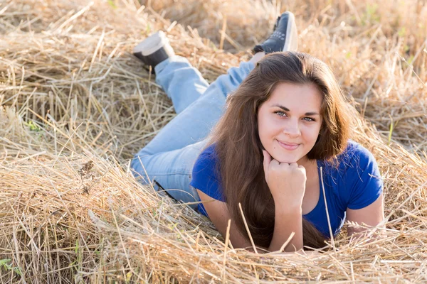 Teenie-Mädchen ruht sich auf einem Feld aus — Stockfoto