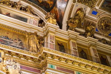 Saint Petersburg, Rusya - 10 Eylül 2013. İçinde Saint Isaac Katedrali kesinlikle Resim Sergisi ve bas kabartmaları, Rusya ile dekore edilmiş.