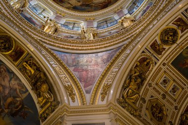 Saint Petersburg, Rusya - 10 Eylül 2013. İçinde Saint Isaac Katedrali kesinlikle Resim Sergisi ve bas kabartmaları, Rusya ile dekore edilmiş.