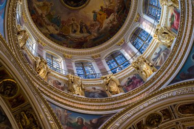 Saint Petersburg, Rusya - 10 Eylül 2013. İçinde Saint Isaac Katedrali kesinlikle Resim Sergisi ve bas kabartmaları, Rusya ile dekore edilmiş.