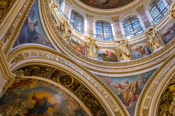 SAINT PETERSBURG, RUSSIA - September 10, 2013. Inside Saint Isaac Cathedral absolutely decorated with paintings and bas reliefs  , Russia. — Stock Photo, Image