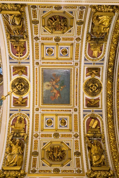 Saint Petersburg, Rusya - 10 Eylül 2013. İçinde Saint Isaac Katedrali kesinlikle Resim Sergisi ve bas kabartmaları, Rusya ile dekore edilmiş.