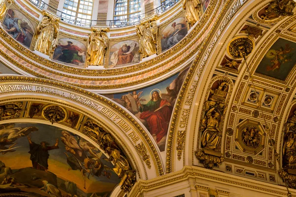 SAINT PETERSBURG, RUSSIA - September 10, 2013. Inside Saint Isaac Cathedral absolutely decorated with paintings and bas reliefs  , Russia. — Stock Photo, Image