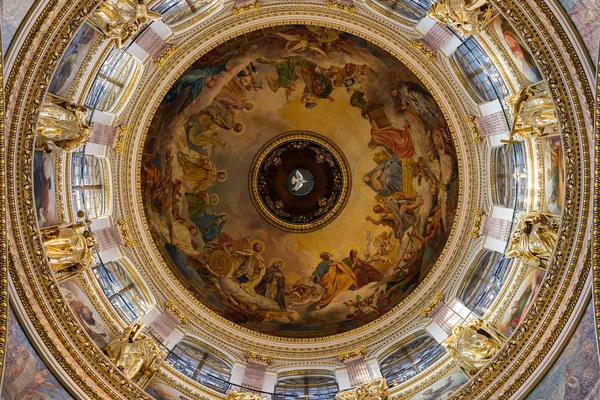 SAINT PETERSBURG, RUSSIA - September 10, 2013. Inside Saint Isaac Cathedral absolutely decorated with paintings and bas reliefs  , Russia. — Stock Photo, Image