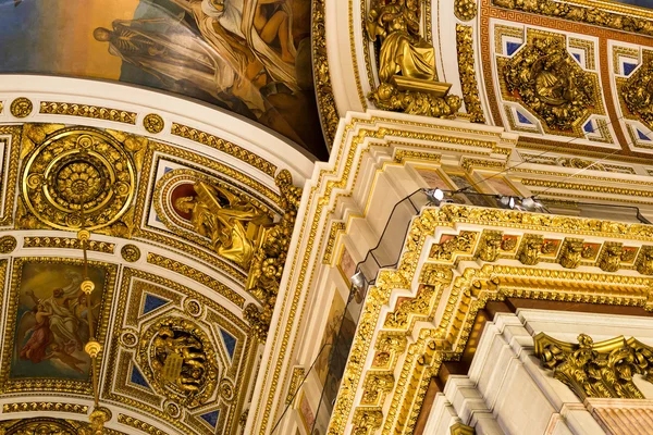 SAINT PETERSBURG, RUSSIA - September 10, 2013. Inside Saint Isaac Cathedral absolutely decorated with paintings and bas reliefs  , Russia. — Stock Photo, Image