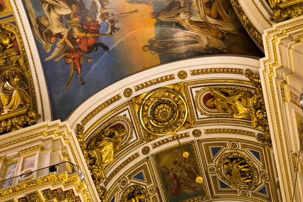 SAINT PETERSBURG, RUSSIA - September 10, 2013. Inside Saint Isaac Cathedral absolutely decorated with paintings and bas reliefs  , Russia. — Stock Photo, Image