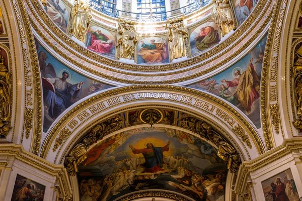 SAINT PETERSBURG, RUSSIA - September 10, 2013. Inside Saint Isaac Cathedral absolutely decorated with paintings and bas reliefs  , Russia. — Stock Photo, Image