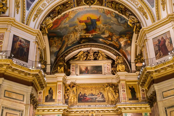 SAINT PETERSBURG, RUSIA 10 septembrie 2013. În interiorul Catedralei Sfântul Isaac absolut decorate cu picturi și basoreliefuri, Rusia . — Fotografie, imagine de stoc