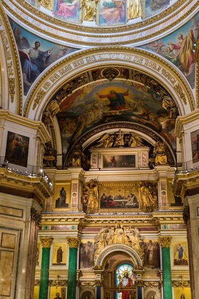 SAINT PETERSBURG, RUSSIA - September 10, 2013. Inside Saint Isaac Cathedral absolutely decorated with paintings and bas reliefs  , Russia. — Stock Photo, Image