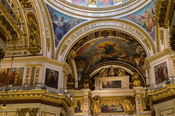 SAINT PETERSBURG, RUSSIA - September 10, 2013. Inside Saint Isaac Cathedral absolutely decorated with paintings and bas reliefs  , Russia. — Stock Photo, Image