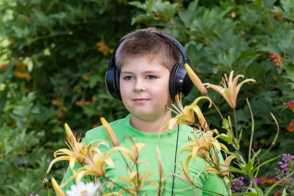 Çocuk Parkı kulaklık ile müzik dinlemek — Stok fotoğraf