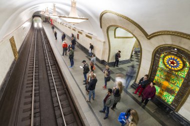 Moskova metro istasyonu Novoslobodskaia, Rusya Federasyonu. Metro İstasyonu Novoslobodskaia Sovyet döneminin büyük bir abidesi.