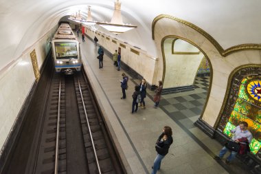 Moskova metro istasyonu Novoslobodskaia, Rusya Federasyonu. Metro İstasyonu Novoslobodskaia Sovyet döneminin büyük bir abidesi.