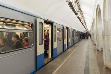 Moskova metro istasyonu Mendeleevskaya, Rusya Federasyonu. Moskova metrosu taşıyan 7 milyonun üzerinde yolcu günlük