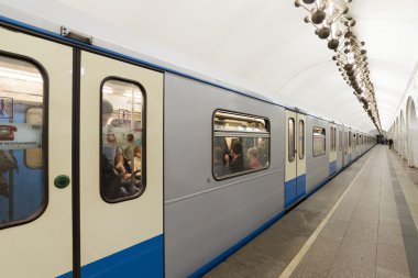 Moskova metro istasyonu Mendeleevskaya, Rusya Federasyonu. Moskova metrosu taşıyan 7 milyonun üzerinde yolcu günlük