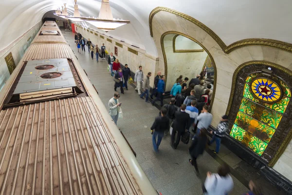 Moskova metro istasyonu Novoslobodskaia, Rusya Federasyonu. Metro İstasyonu Novoslobodskaia Sovyet döneminin büyük bir abidesi. — Stok fotoğraf