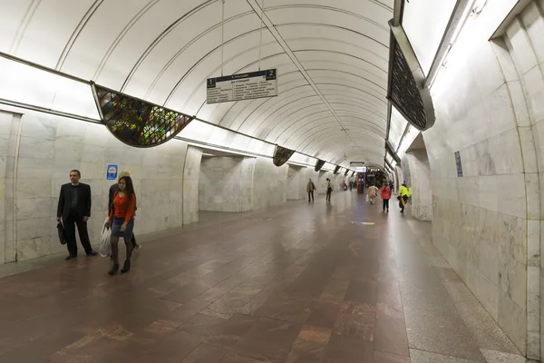 Estación de metro MOSCOW Tsvetnoy Bulvar, Rusia. Metro de Moscú transporta más de 7 millones de pasajeros por día — Foto de Stock