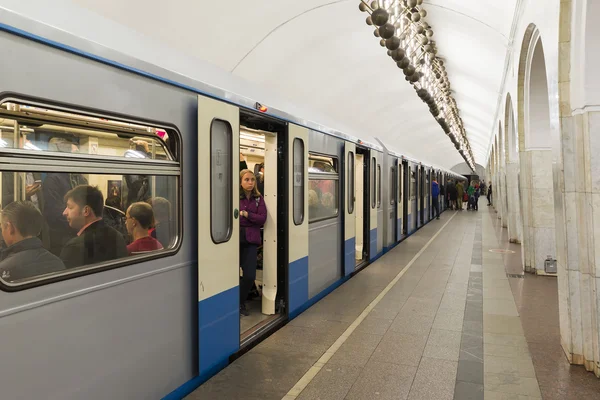 MOSCOW estação de metro Mendeleevskaya, Rússia. Moscow Metro transporta mais de 7 milhões de passageiros por dia — Fotografia de Stock