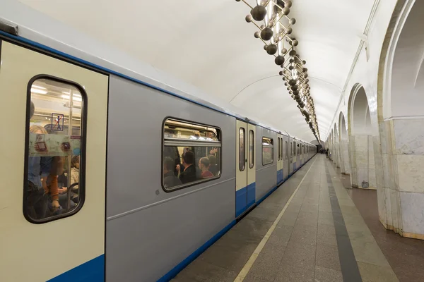 Estación de metro MOSCOW Mendeleevskaya, Rusia. Metro de Moscú transporta más de 7 millones de pasajeros por día —  Fotos de Stock