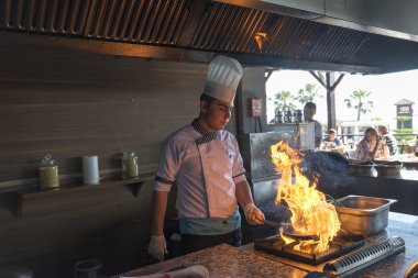 Istanbul Türkiye 28 Eylül 2014 Restoran mutfak şefi yapıyor gıda flambe