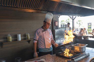 Istanbul Türkiye 28 Eylül 2014 Restoran mutfak şefi yapıyor gıda flambe