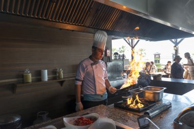 Istanbul Türkiye 28 Eylül 2014 Restoran mutfak şefi yapıyor gıda flambe