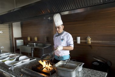 Istanbul Türkiye 28 Eylül 2014 Restoran mutfak şefi yapıyor gıda flambe