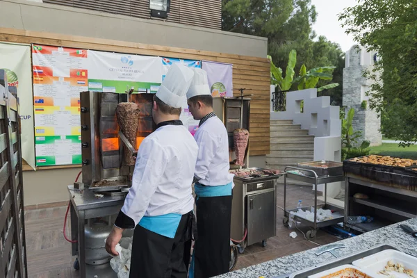 ISTANBUL TURQUÍA 28 SEPTIEMBRE 2014 Chef en restaurante cocina prepara carne en el fuego — Foto de Stock