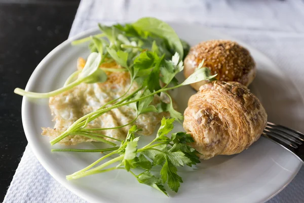 Telur orak-arik dan croissant di piring putih — Stok Foto