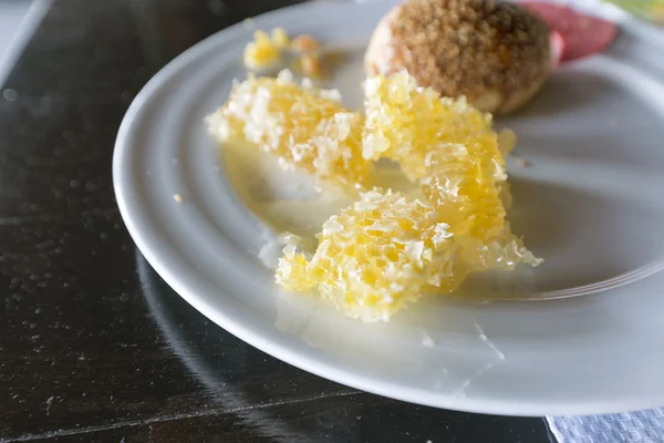 Honningkammer og croissanter på tallerkenen – stockfoto