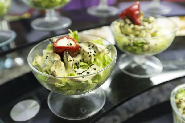 Unas verduras marinadas en una ración de platos — Foto de Stock