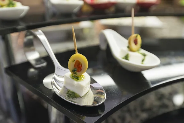 Оливки из сыра канапе на белой тарелке — стоковое фото
