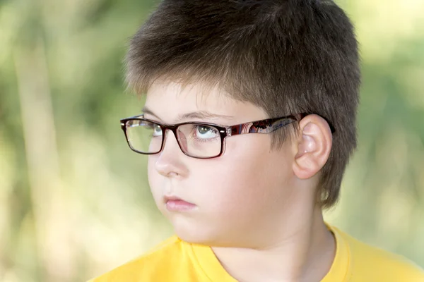 Portrait d'un garçon de 10 ans dans un parc — Photo