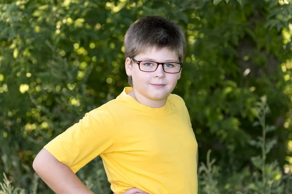 Portret van 10-jaar-oude jongen in park — Stockfoto