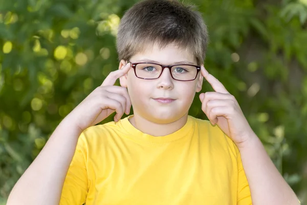 Портрет 10-летнего мальчика в парке — стоковое фото