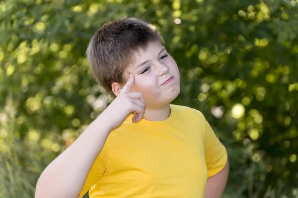 Porträtt av 10-årig pojke i park — Stockfoto