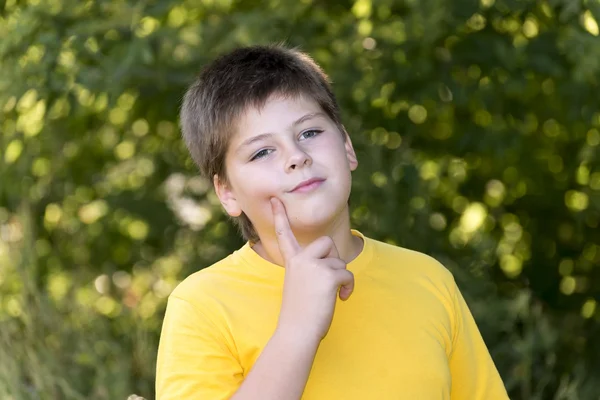 Ritratto di bambino di 10 anni nel parco — Foto Stock