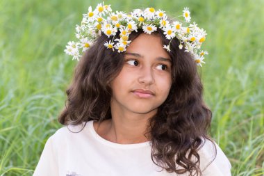 papatyalar niteliğine çelenk ile genç kız