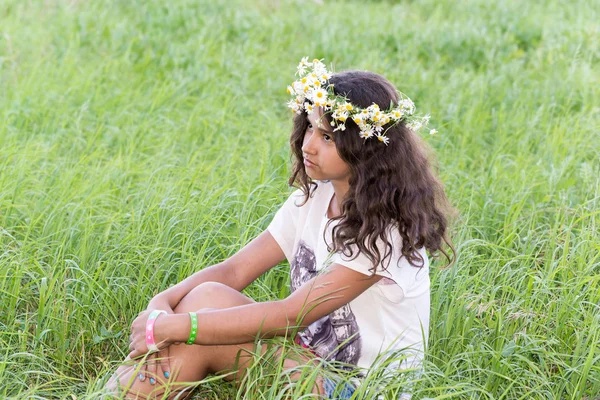 Ragazza adolescente con una ghirlanda di margherite sulla natura — Foto Stock