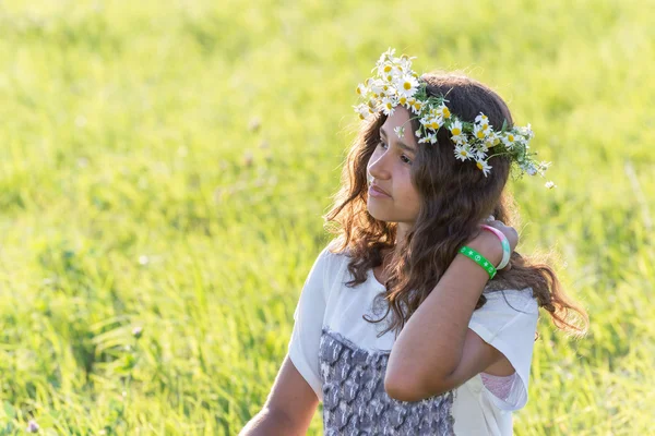 Teenager-Mädchen mit einem Kranz aus Gänseblümchen in der Natur — Stockfoto