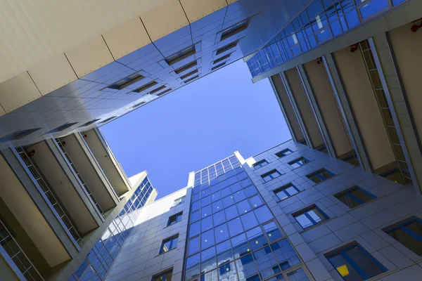 Modernes Businesscenter, Blick von unten — Stockfoto