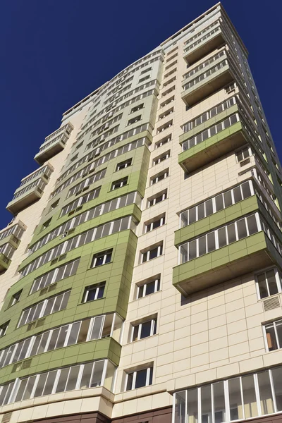 Hauts bâtiments résidentiels sur fond de ciel bleu — Photo