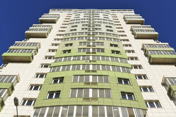 高层住宅建筑为背景，蓝蓝的天空 — 图库照片